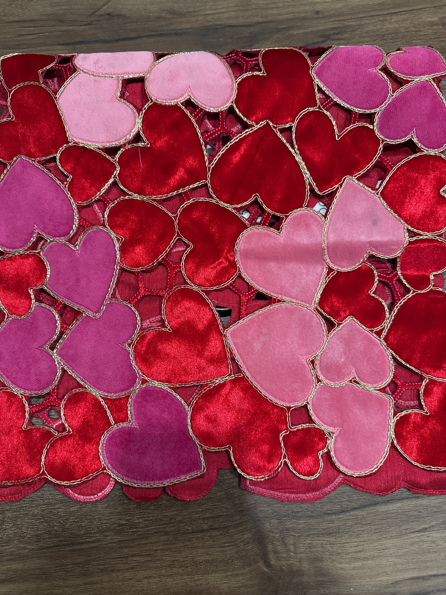 TABLE RUNNER W/RED/PINK HEARTS